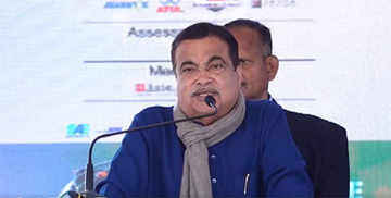 गडकरी के पास मंच पर भिड़ीं दो महिला अफसर, धक्का-मुक्की से लेकर चिकोटी तक