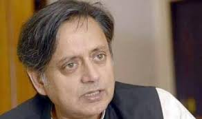 “दिल्ली की हवा में घुलते जहरीले तत्वों पर शशि थरूर का तंज: ‘फेफड़ों पर खतरनाक दबाव'”