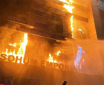 गुवाहाटी: बहुमंजिला इमारत में आग, 33 घंटे बाद भी हालात मुश्किल; राहत कार्य जारी