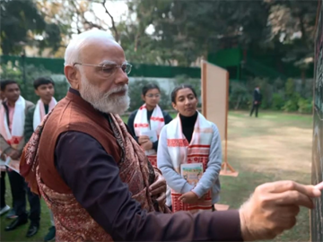 परीक्षा पर चर्चा: पीएम ने बच्चों को असम का गमछा पहनाया, बोले—एक साल में हर विदेशी चीज़ को स्वदेशी से बदलें