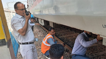 Aligarh News: महनंदा एक्सप्रेस के एसी कोच में निकली चिंगारी, यात्रियों में अफरा-तफरी; 10 मिनट रोकी गई ट्रेन